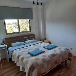 Private In Shared Near Airport - 24 Hour Shuttle Service Проживание в семье Ларнака